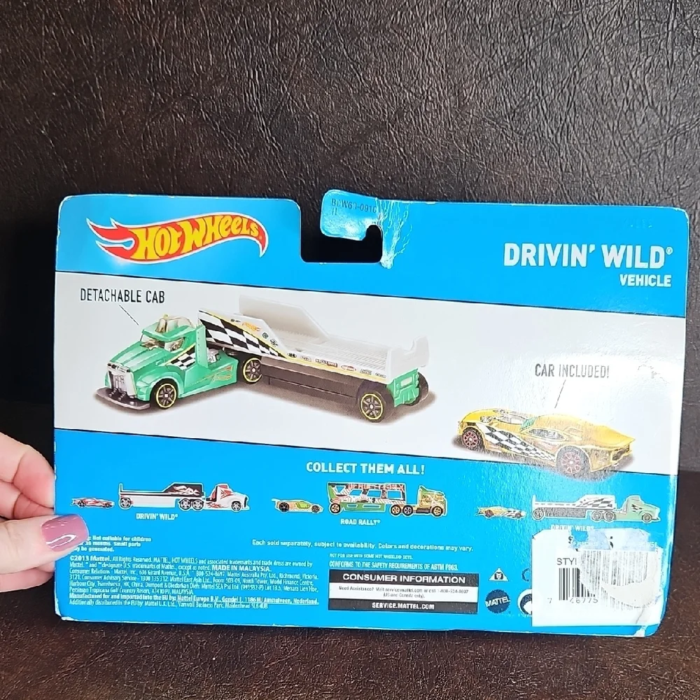 Hot Wheels Drivin' Wild Transporter Set - Teal and Yellow